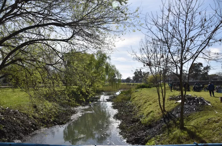 El objetivo es mejorar el escurrimiento del agua y mantener en condiciones los canales y cauces hídricos de la ciudad.