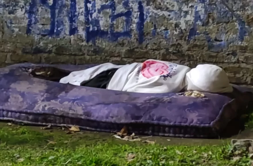 BerissoCiudad dio a conocer la situación de una persona que duerme en la vía pública en 123 y 64.
