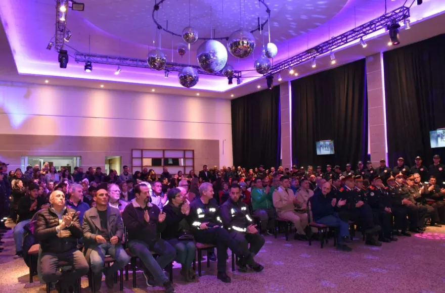 El acto se llevó a cabo en el salón principal del Cuartel Central, ubicado en Av. Génova y calle 164 .