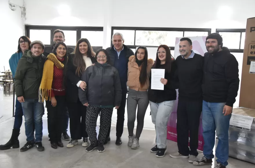 El intendente Fabián Cagliardi participó de una entrega de maquinarias.