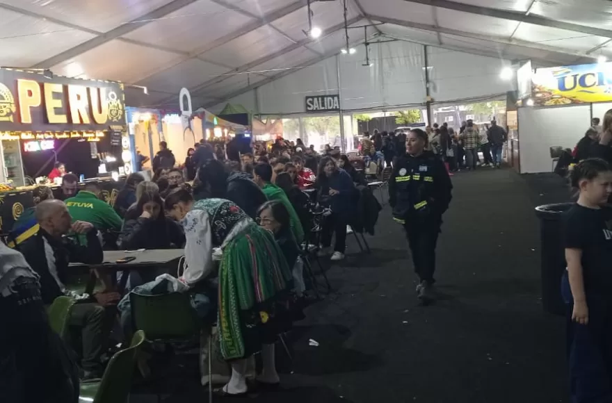 A pesar de la llovizna, la Carpa del Inmigrante recibe a numerosos visitantes en la anteúltima jornada