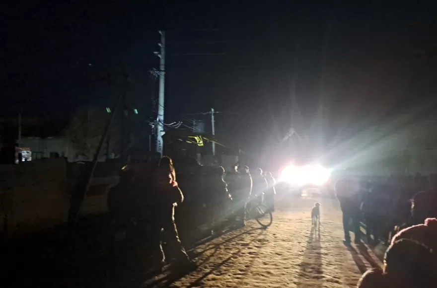 Una cuadrilla de la empresa prestadora del servicio se encuentra en el lugar realizando la instalación de un nuevo generador eléctrico.