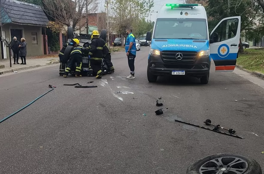 Chocó contra un árbol y volcó en 4 y 164