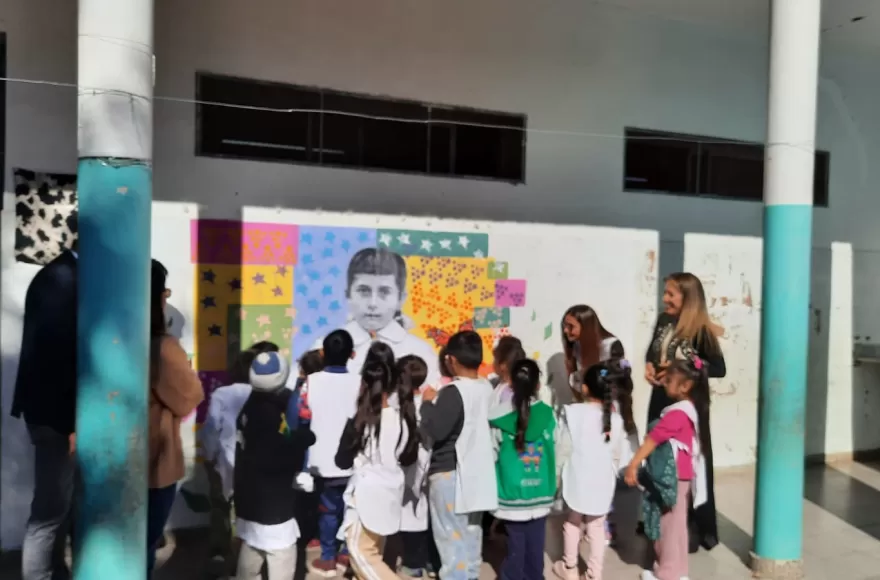 El acto culminó con el descubrimiento del mural y la placa conmemorativa en honor a Hilda Margarita Farías.