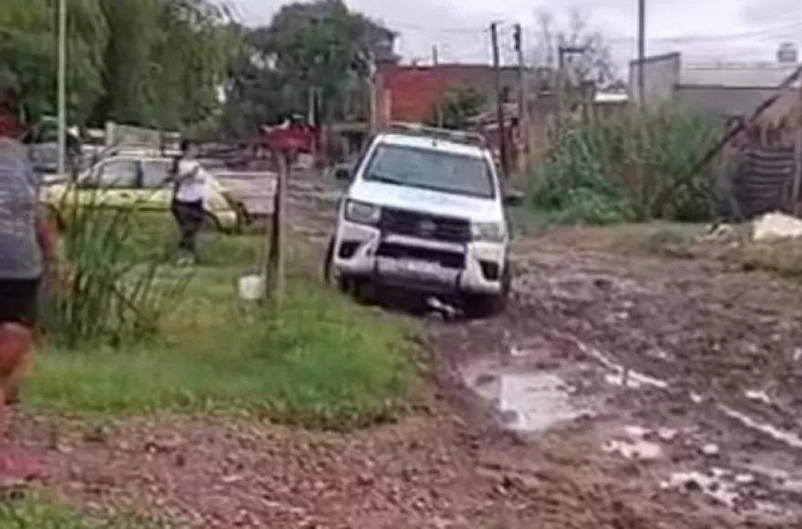 Calles intransitables tras las lluvias: se encaj&oacute; un patrullero en Villa Progreso