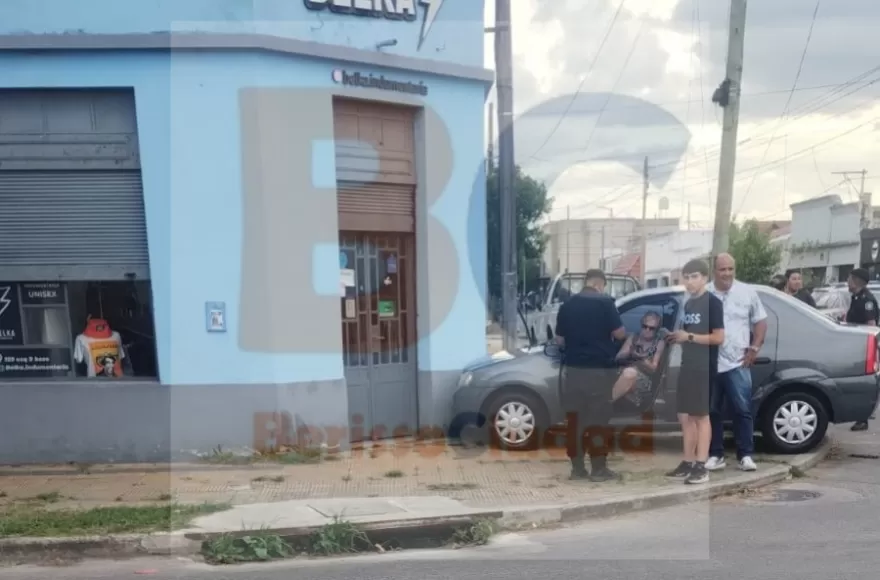 Uno de los vehículos casi ingresa al local 