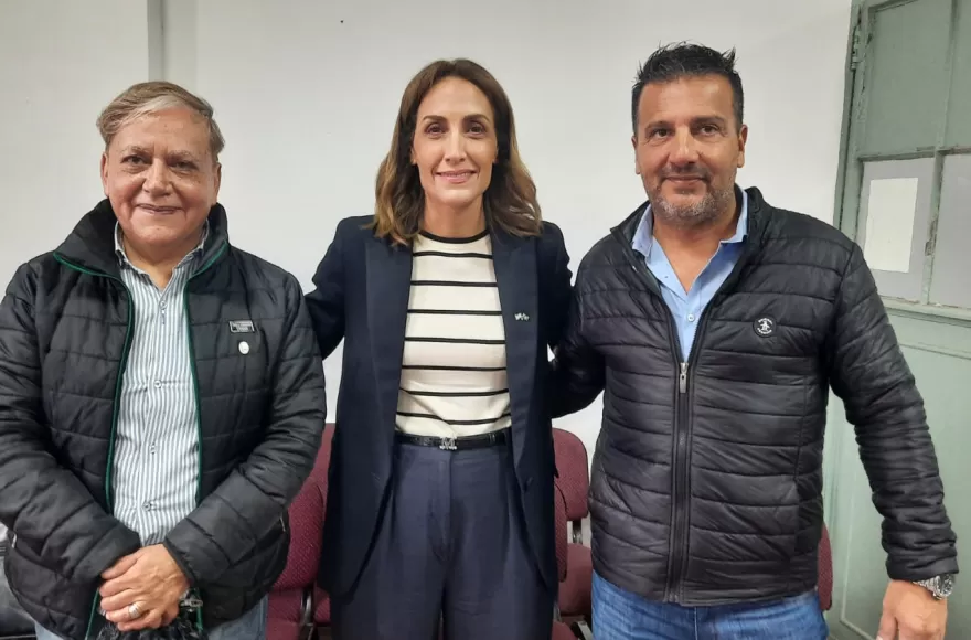 Darío Luna junto a la camaleónica senadora Arietto y el coordinador local de LLA, Fabián Lagorio.