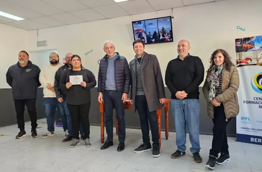 Entrega de certificados del curso de Limpieza Institucional dictado en el CFL Nº 404
