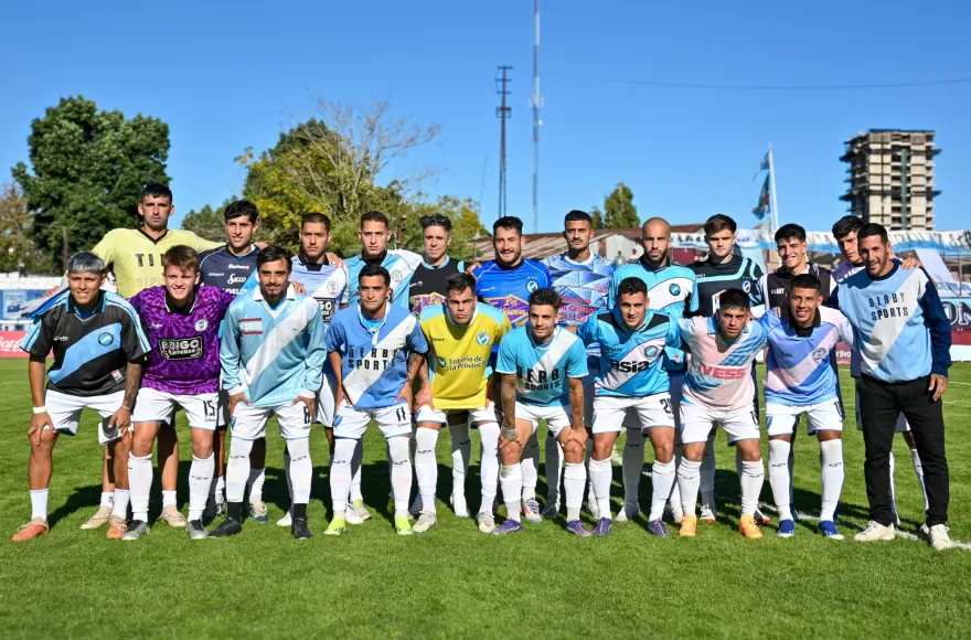 El equipo posó con camisetas históricas, en el marco del centenario.