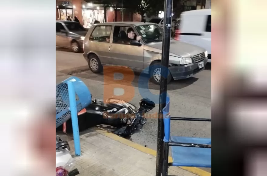 Un Fiat y una moto chocaron este miércoles en Berisso.