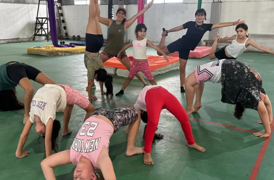 Las clases incluyen disciplinas como acrobacia de piso, acrobacia aérea, trapecio y malabares,