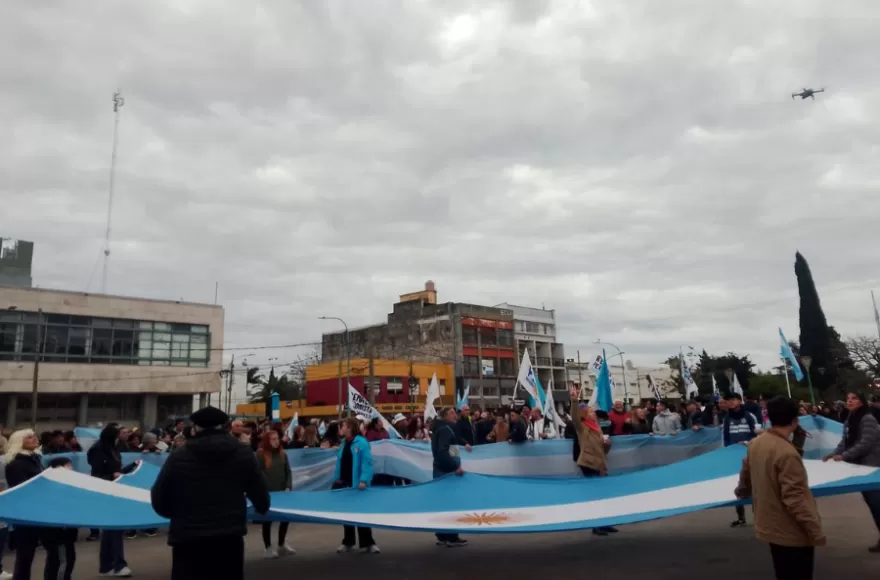 Organizaciones sociales, sectores políticos, representantes sindicales y vecinos de la comuna se concentraron en el Playón del Parque Cívico.