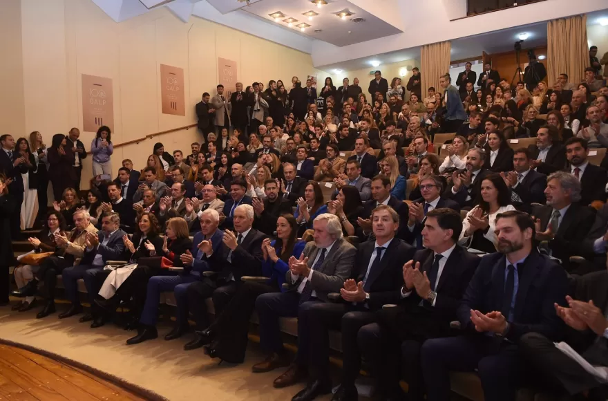 Concurrida asunción de autoridades y personalidades.