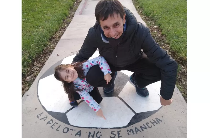 “La primera palabra que dijo mi hija fue ‘Maradó’”, cuenta Juan Manuel Fernández.
