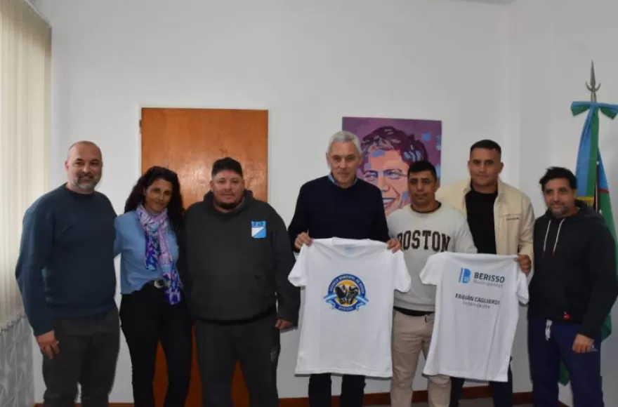 Las escuelas municipales de boxeo del distrito recibieron equipamiento para sus alumnos, gracias a una articulación entre la Comisión de Boxeo de Berisso y la gestión municipal.