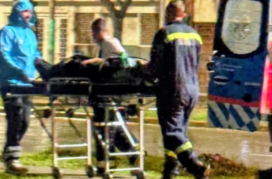 La r&aacute;pida acci&oacute;n de Bomberos, Defensa Civil y Polic&iacute;a le salv&oacute; la vida a un hombre que se hab&iacute;a arrojado al canal de la G&eacute;nova