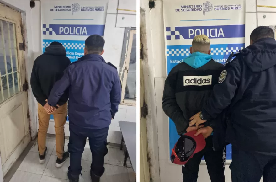 Los detenidos mientras desmantelaban el vehículo.