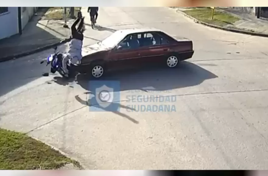 El conductor del rodado menor salió volando, resultó con lesiones y fue asistido por una ambulancia del SAME.