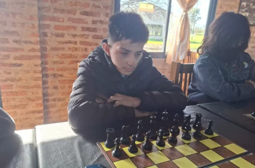 Seis representantes de la Escuela Municipal de Ajedrez que lograron ubicarse entre los primeros puestos de sus respectivas categorías.