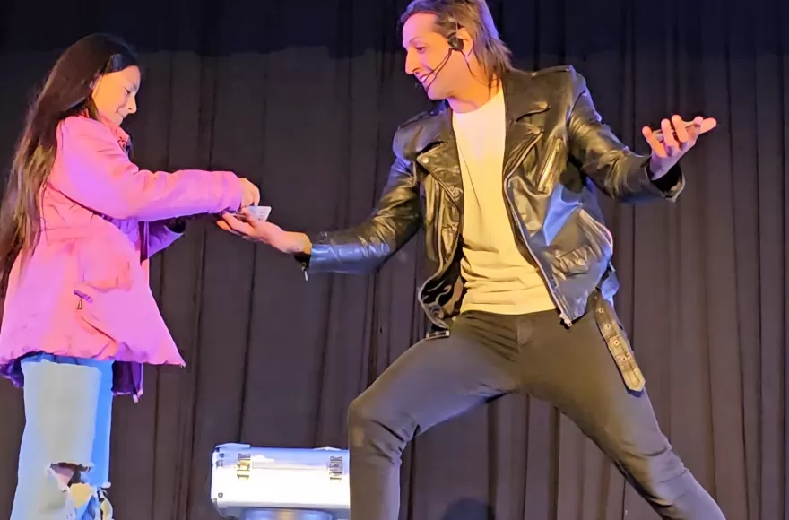 Fer Verona estuvo a cargo del show con su magia.
