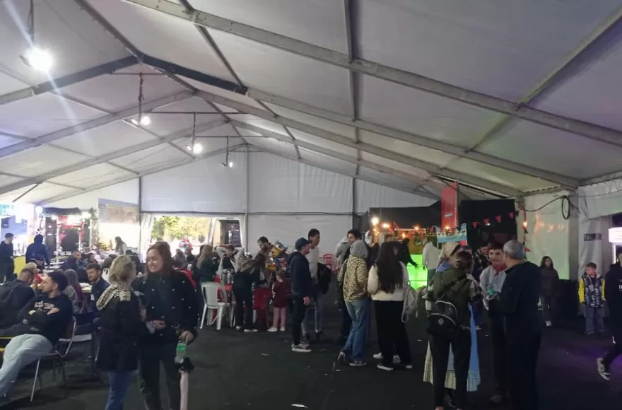 A pesar de la llovizna, la Carpa del Inmigrante recibe a numerosos visitantes en la anteúltima jornada