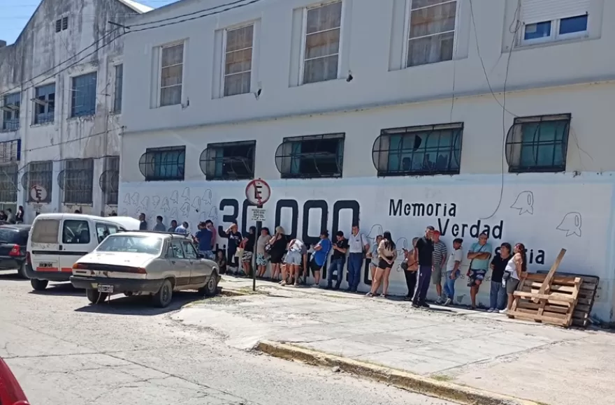 Larga fila de vecinos en Montevideo y 8 esperando víveres