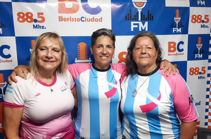 Cristina Ferrari, Mabel Madera y Soledad Matamala, integrantes de la Asociación Civil Dragones Rosas.