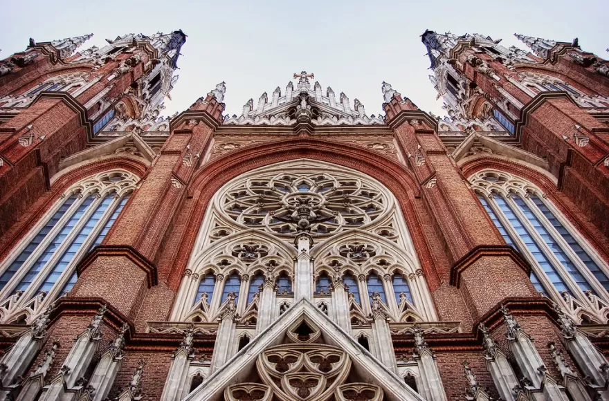 La cita es en la Catedral de La Plata.