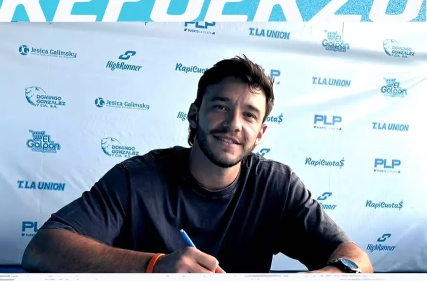 Mauro Plastino firmó para Villa San Carlos.