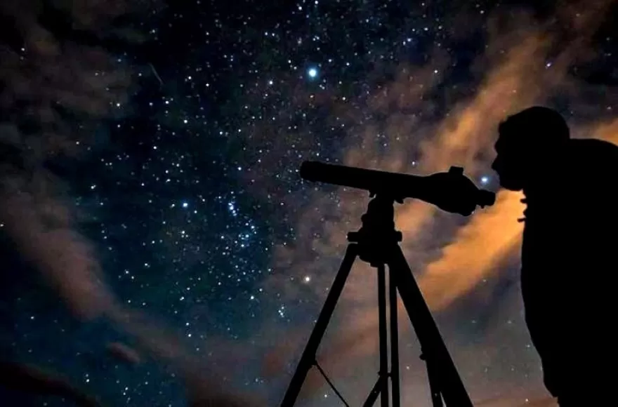 Durante el encuentro se dispondrán telescopios para observar distintos objetos del cielo nocturno.