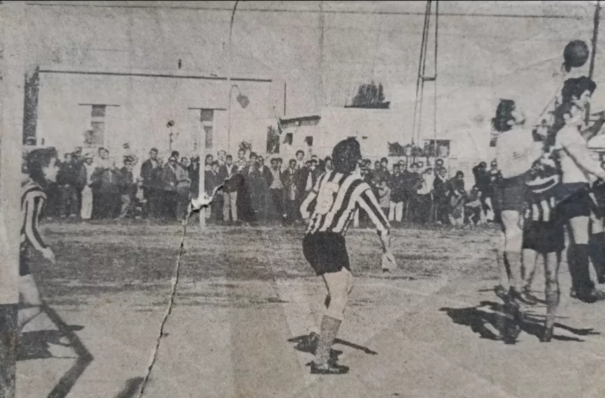 La cancha vieja, hasta 1976, hoy fútbol infantil y Biblioteca.