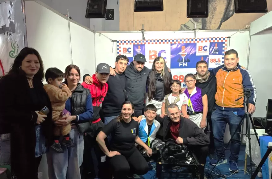 La Murga de la Calle Nueva York pasó por el stand de FM Berisso Ciudad.