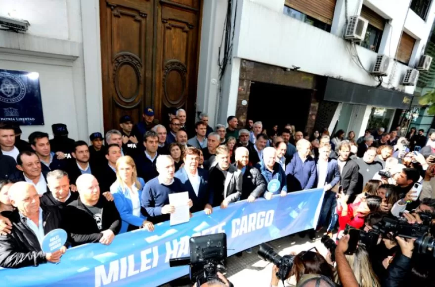 Un nutrido grupo de intendentes de manifestó por los fondos adeudados.