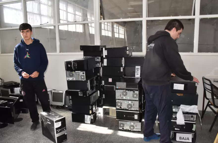 El Registro de las Personas de la Provincia de Buenos Aires realizó una donación de computadoras, monitores e impresoras a la entidad educativa.