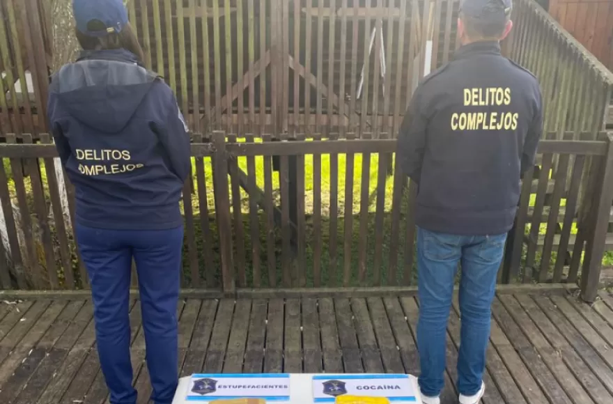 Se incautó un paquete con un kilo ochenta y cinco gramos de cocaína y un paquete compacto con un kilo diecisiete gramos de sustancia de estiramiento.