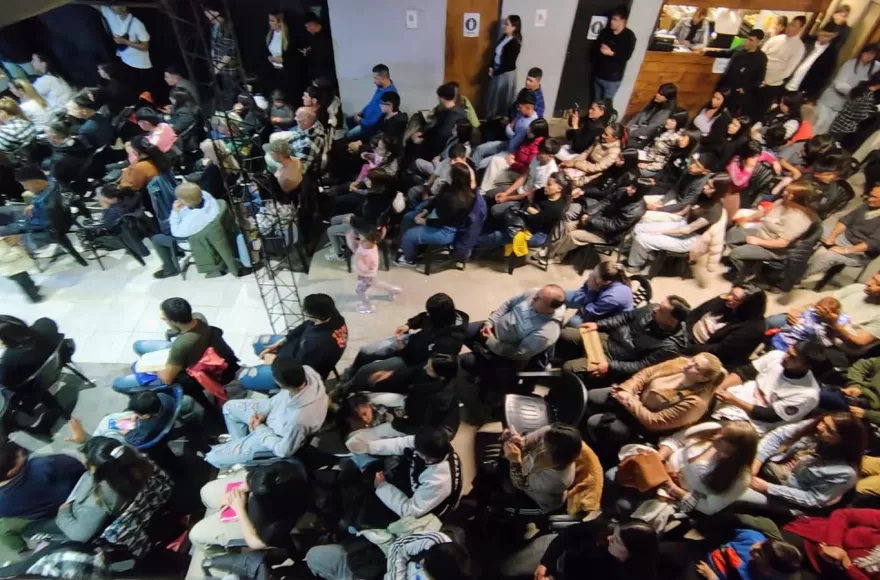 Cada semana, la cantidad de personas que se acercan a la iglesia crece de manera significativa.