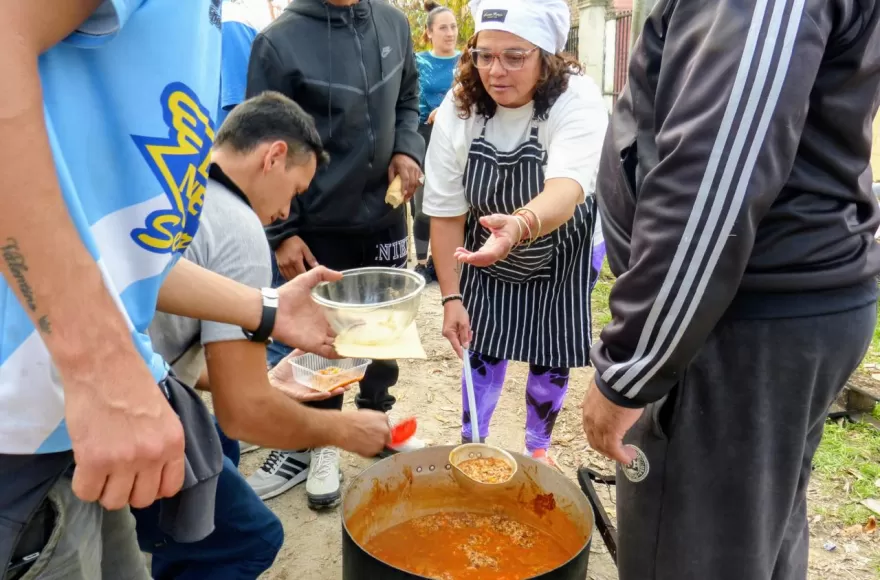 Los vecinos pudieron compartir un plato de guiso de lentejas, símbolo de lucha y solidaridad.