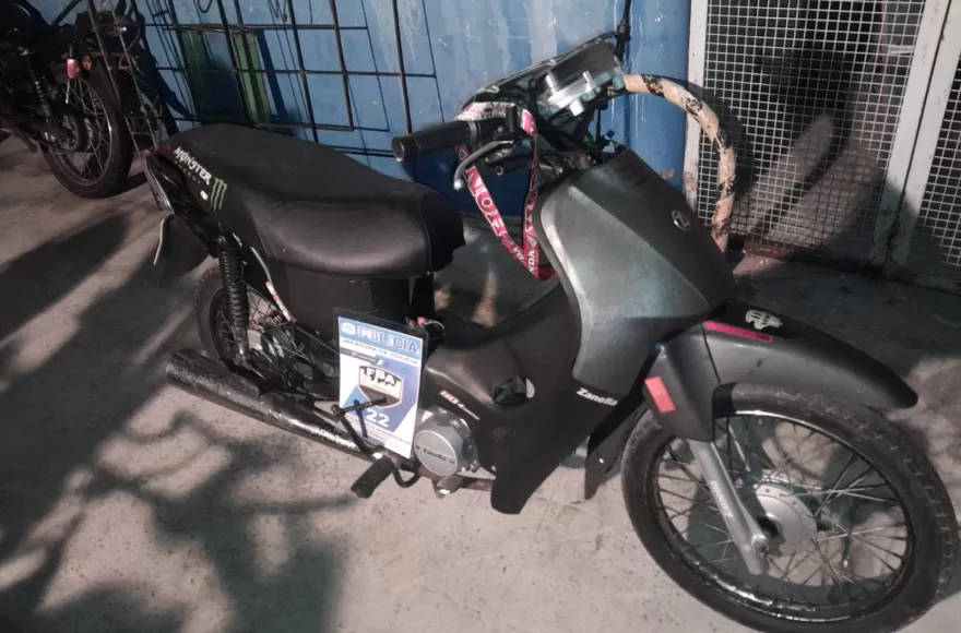 Tras verificar los datos del vehículo, se constató que sobre la moto pesaba un pedido de secuestro activo.