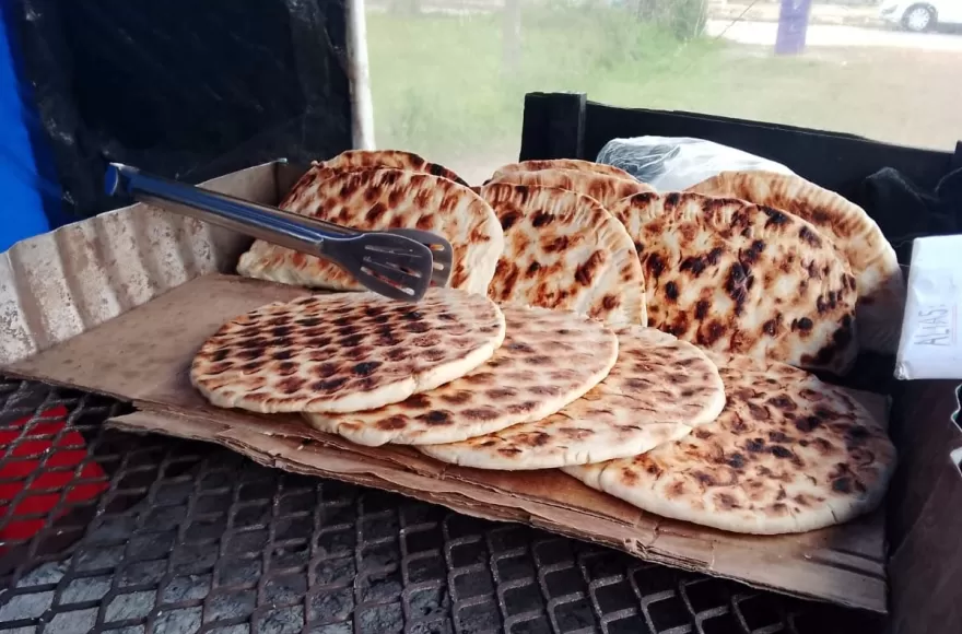 Venta callejera de tortillas a la parrilla.