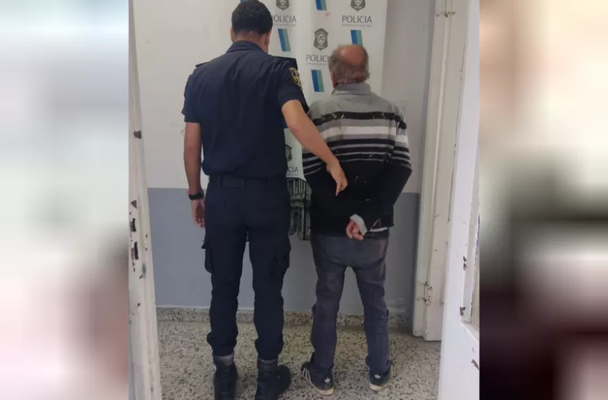 El hombre fue aprehendido y trasladado a la Comisaría Primera de Berisso, donde se llevaron adelante las actuaciones correspondientes.