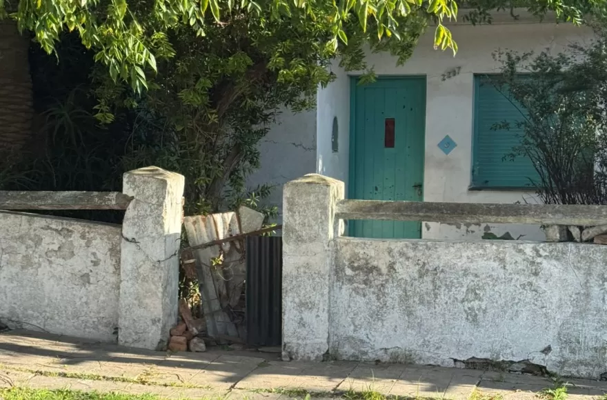 Desde la puerta del domicilio.