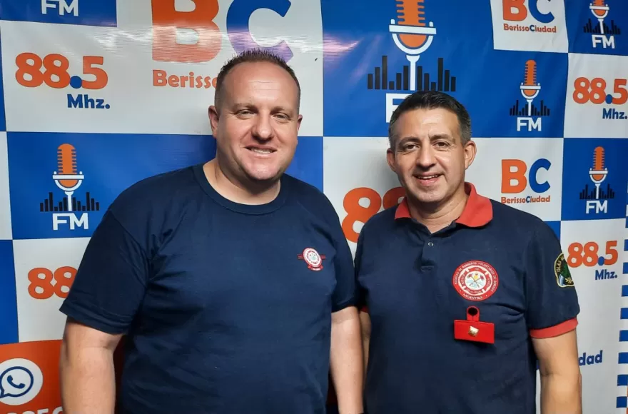 Federico Langone y Leandro Nedela, integrantes del Cuerpo de Bomberos Voluntarios de Berisso.
