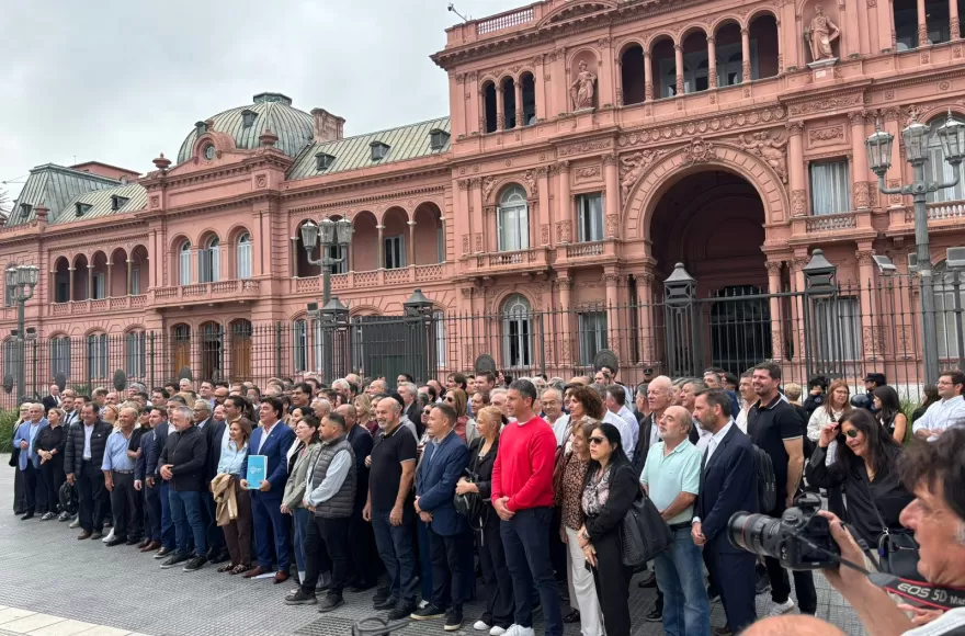 Cagliardi participó de un encuentro de intendentes y cuestionó las políticas nacionales