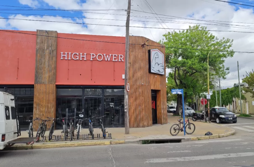 High Power abrió sus puertas en avenida Montevideo y 22, y ya genera gran expectativa entre los vecinos.