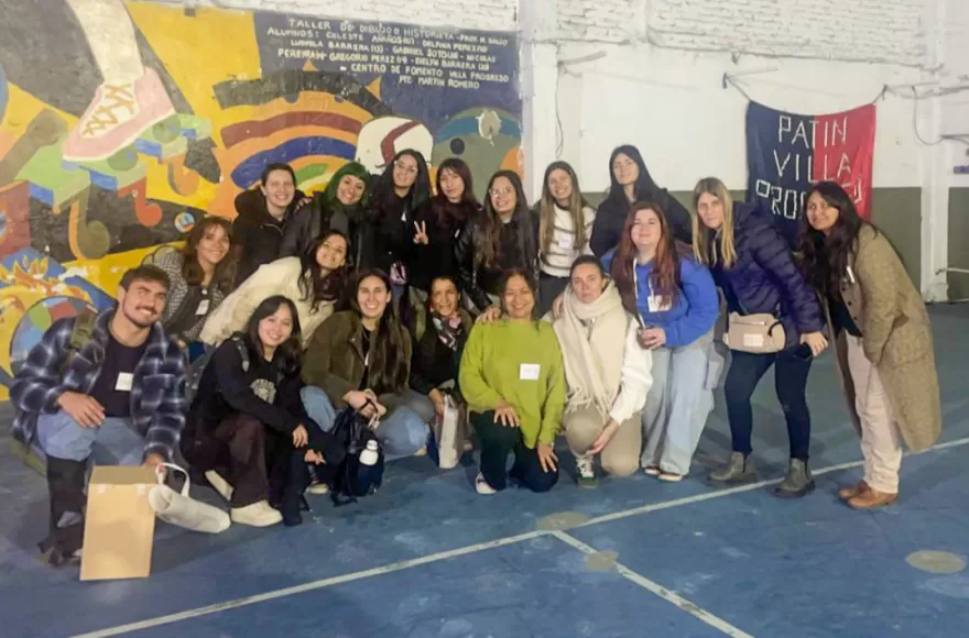 La propuesta forma parte de un proyecto orientado a fortalecer la formación de estudiantes de Psicología en el abordaje de los consumos problemáticos desde una perspectiva comunitaria.
