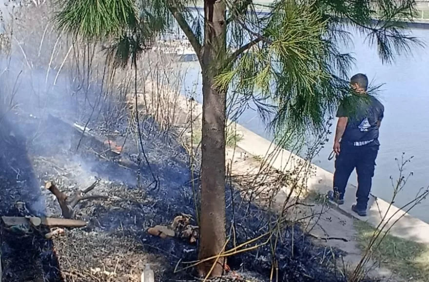 Quema de pastizales a la vera del canal Génova, que no pasó a mayores.