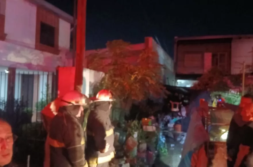 Un adulto mayor grave por incendio en 9 entre 157 y 158