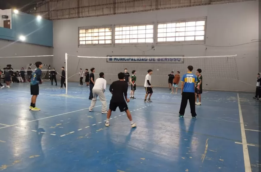 Se realizó una nueva jornada de la etapa distrital de vóley en el Gimnasio Municipal 