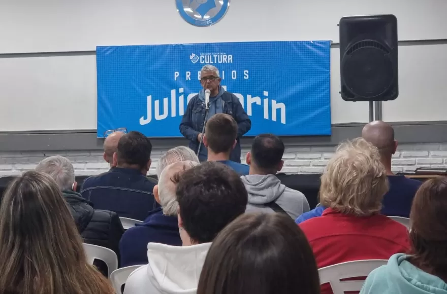 La familia celeste se reunió en el salón principal de la sede social.