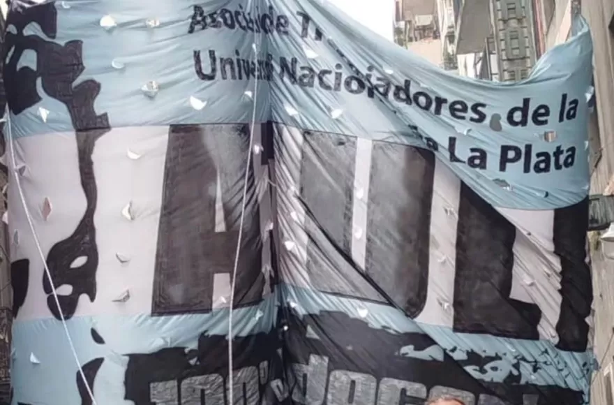 En pie de lucha.
